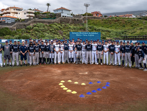 Los Equipos Nacionales de béisbol de República Checa y Francia muestran su apoyo a Ucrania mientras compiten en Tenerife, España